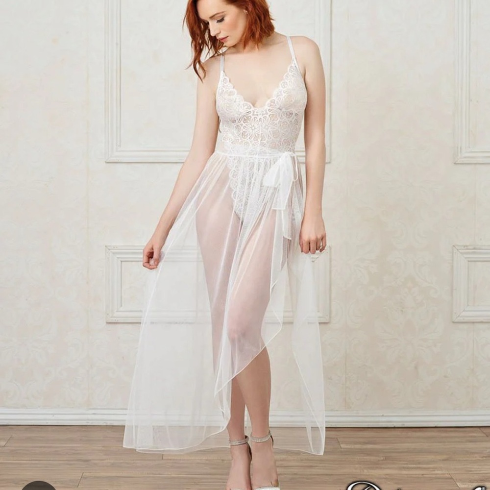 White sheer mesh flutter hem skirt. Ties at side for easy fit NWT’s